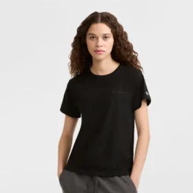 T-shirt clássica, logótipo tonal no lado esquerdo do peito