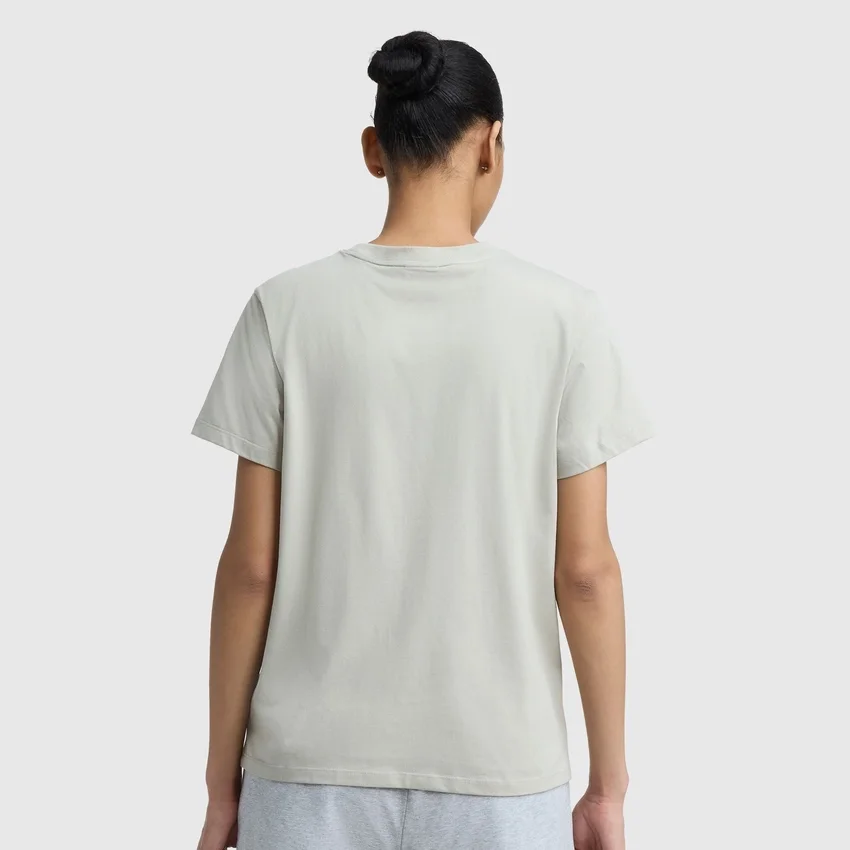 T-shirt clássica, logótipo tonal no lado esquerdo do peito