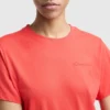 T-shirt clássica, logótipo tonal no lado esquerdo do peito
