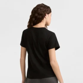 T-shirt clássica, logótipo tonal no lado esquerdo do peito