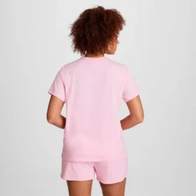 T-shirt clássica, logótipo tonal no lado esquerdo do peito