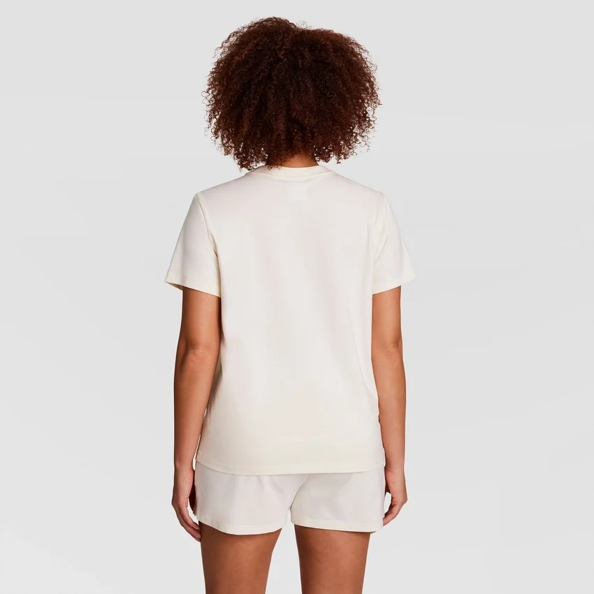 T-shirt clássica, logótipo tonal no lado esquerdo do peito