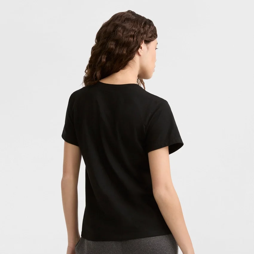 T-shirt clássica, logótipo tonal no lado esquerdo do peito