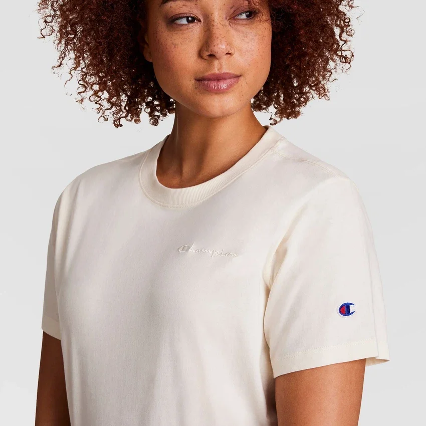 T-shirt clássica, logótipo tonal no lado esquerdo do peito