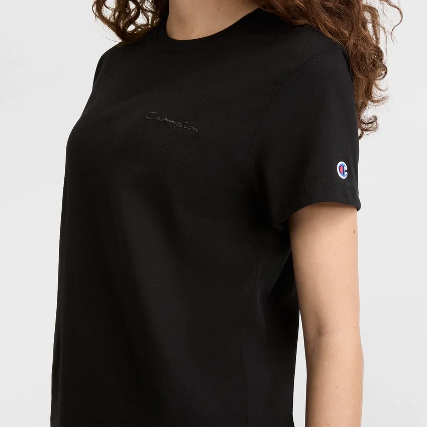 T-shirt clássica, logótipo tonal no lado esquerdo do peito