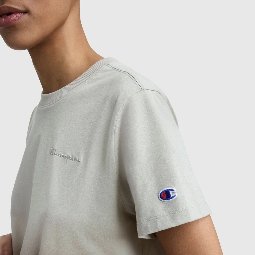 T-shirt clássica, logótipo tonal no lado esquerdo do peito
